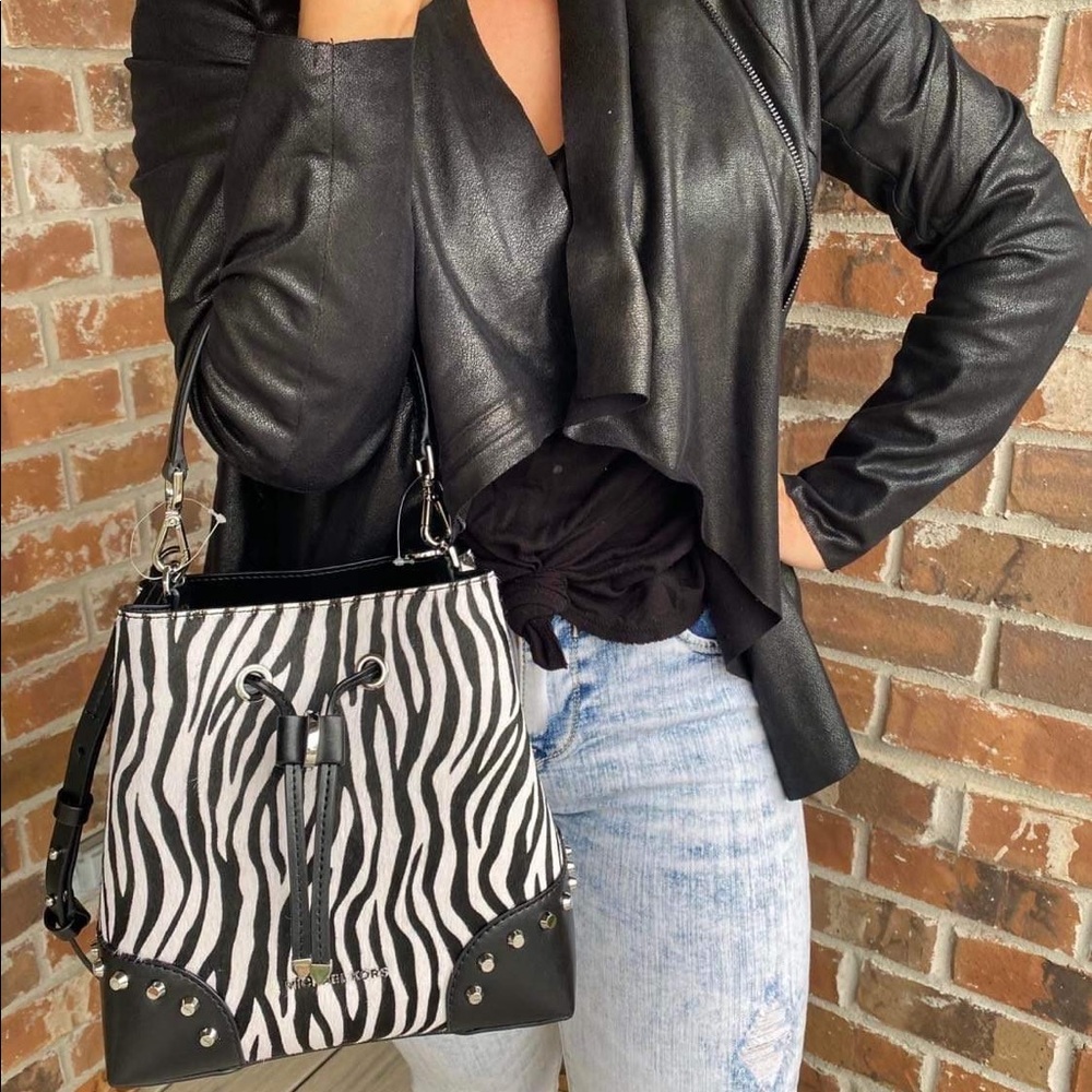 NWT Michael Kors Mercer Gallery Convertible Bucket Shoulder Zebra Stripe Bag - Picture 1 of 8